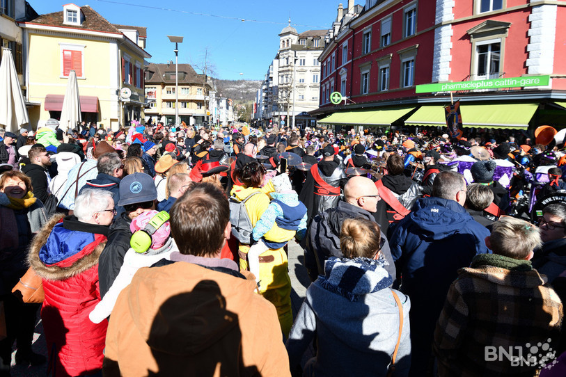 La place de la gare était noire de monde dimanche matin. (Photo : Georges Henz). 