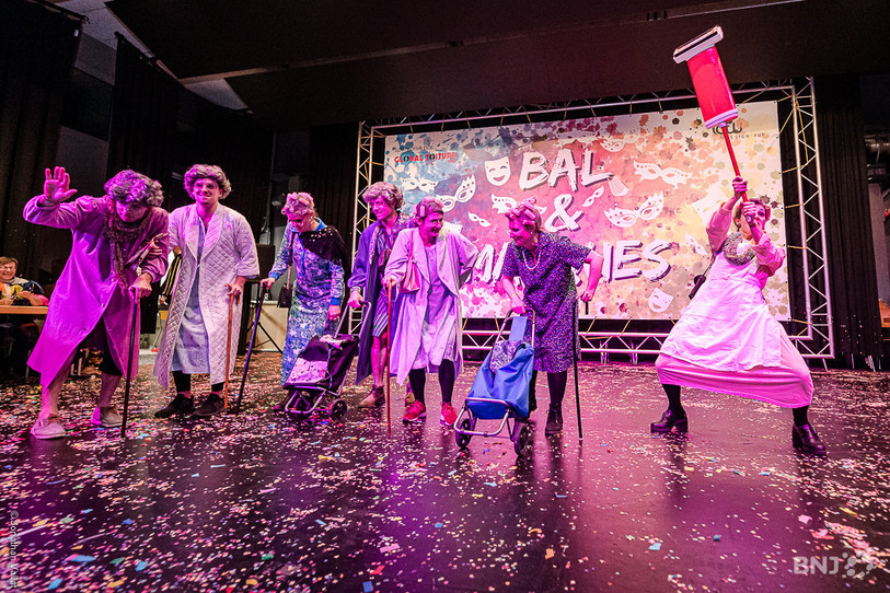 Un bal et un concours de masques était au programme samedi soir au Noirmont. (Photo : Jonathan Vallat).