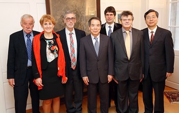 de g. à dr. Daniel Schaer (BE) et Sabine Lachat (JU), Pierre Corfu (coprésident BE), CHEN Gaihu (vice-ministre de la Commission d’Etat aux affaires ethniques (SEAC) de la République populaire de Chine), Emanuel Gogniat (secrétaire général de l’AIJ), Philippe Rottet (coprésident JU) et TIAN Lianggang (directeur général du Département de la formation de la SEAC). (photo:ldd)