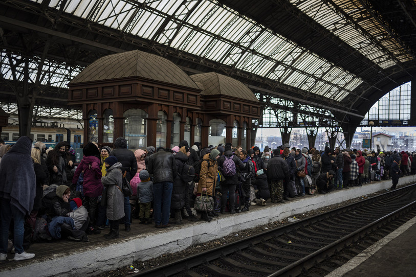 Dans la gare de Lviv, les Ukrainiens qui cherchent à fuir sont de plus en plus nombreux. (Photo: AP/Bernat Armangue).