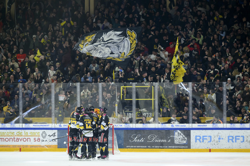 L’image symbolise la délivrance collective … sur la glace et dans les tribunes. (KEYSTONE/Anthony Anex)