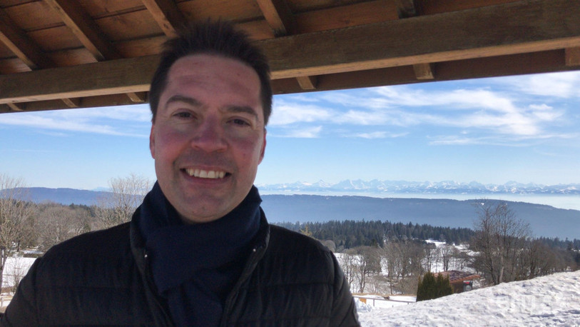 Le conseiller communal loclois Cédric Dupraz à la Vue des Alpes lors de la marche du Premier mars ce mardi.