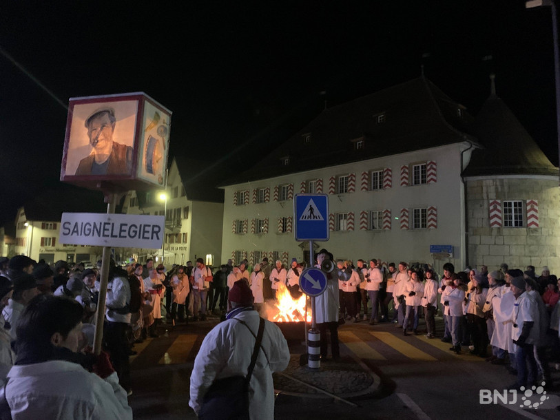 Les Baitchaiteurs et Baitchaiteuses se sont rassemblés sur la place principale de Saignelégier pour brûler « le Covid ».