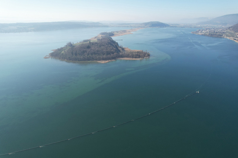 Des installations solaires flottantes pourraient voir le jour sur les lacs bernois, notamment celui de Bienne. (Photo : Energieverbund Bielersee AG)