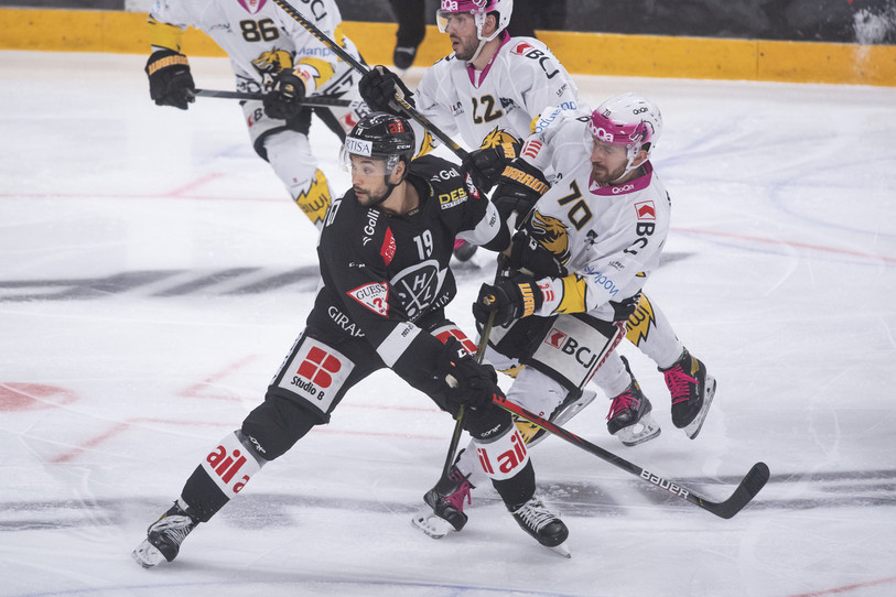 Les attaquants du HC Ajoie ont souffert mardi soir à l'image de Matteo Romanenghi face à Troy Josephs (photo : KEYSTONE/Pablo Gianinazzi).