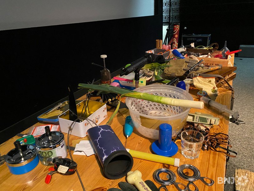 Les enfants participant à ce nouvel atelier utilisent des objets du quotidien pour créer du bruitage.
