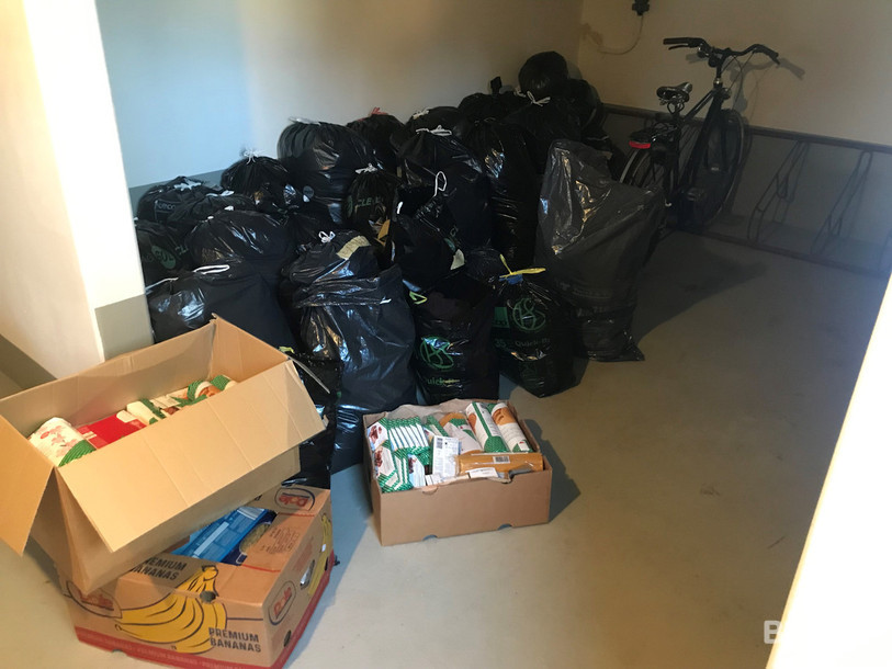 En quelques jours, des sacs d'habits, de couvertures ou de denrées non périssables ont envahi la cave de la famille Hartmann à Bienne. L'ensemble partira prochainement du côté de la Moldavie qui accueille nombre de réfugiés ukrainiens.