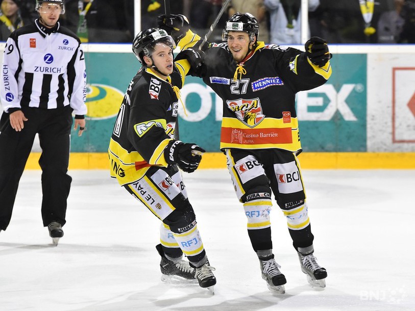 Dario Kummer (à droite) et Jan Mosimann, unis pour inscrire le 2-0 de la onzième minute. (Photo Georges Henz)