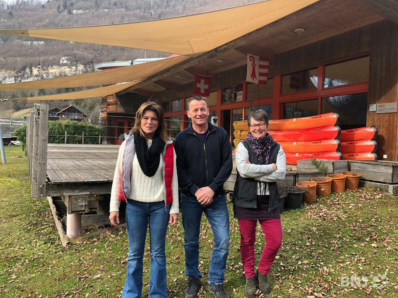 De gauche à droite : Francine Lab, cuisinière et vice-présidente de la coopérative des producteurs du Clos du Doubs et environ, Frédéric Lovis, directeur de la Maison du Tourisme, et Murielle Jeannerat, présidente de la coopérative.