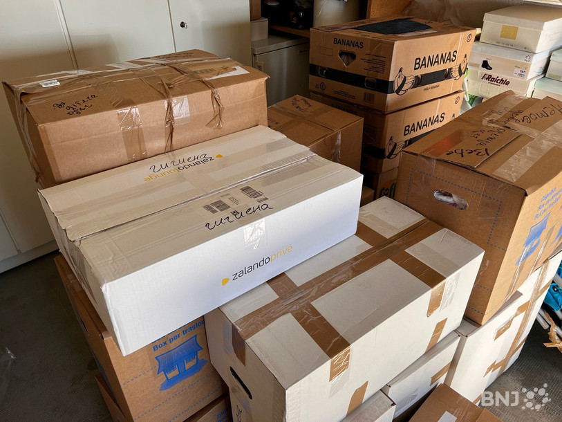 Les cartons sont ensuite étiquetés et labellisés en français et en ukrainien.