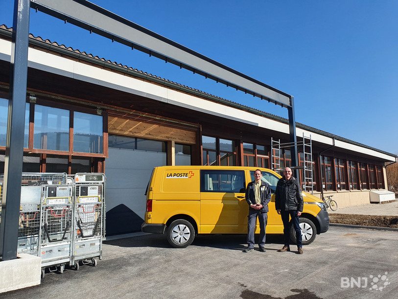 Damien Breitschmid, responsable de l’office de distribution du Val-de-Travers (à gauche) et Yves-André Cattin, responsable de la région distribution de Neuchâtel pour La Poste, devant le nouveau centre de distribution à Fleurier.