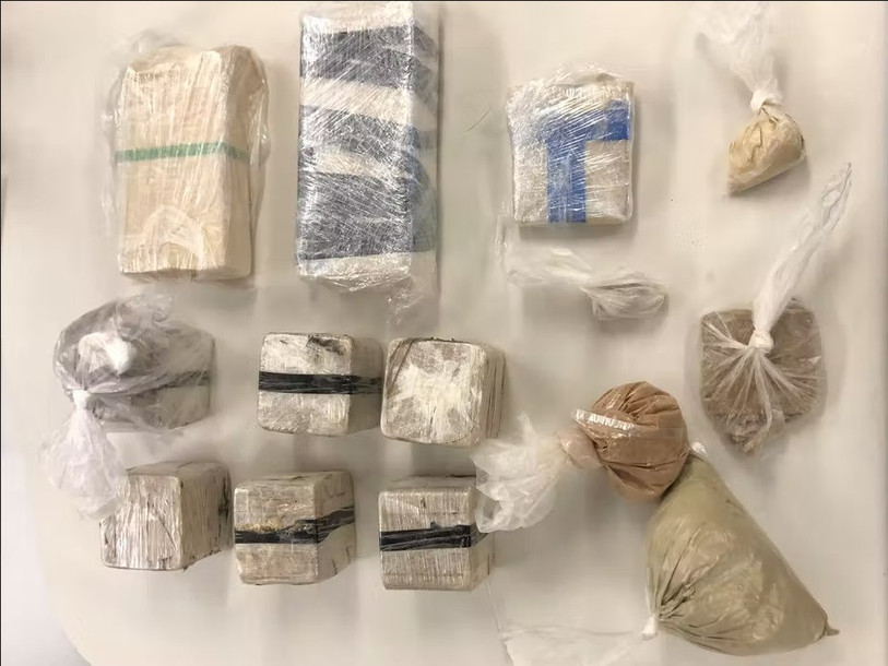 Une partie de l'héroïne et du produit de coupage saisis. (Photo: Police cantonale bernoise).