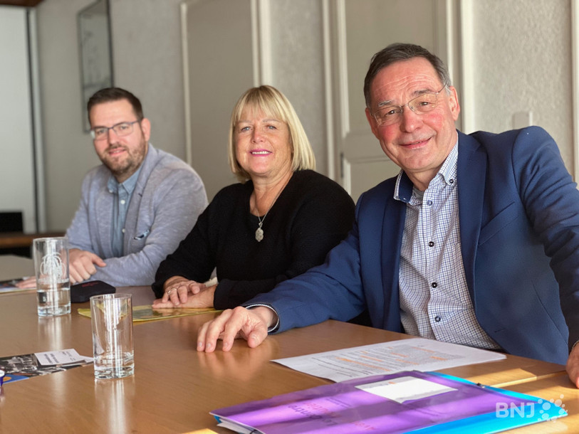Trois des six candidats du Centre Avenir Moutier pour les élections du 27 mars. De gauche à droite : Clément Piquerez, Catherine Lindsay Otieno et Pascal Eschmann. 