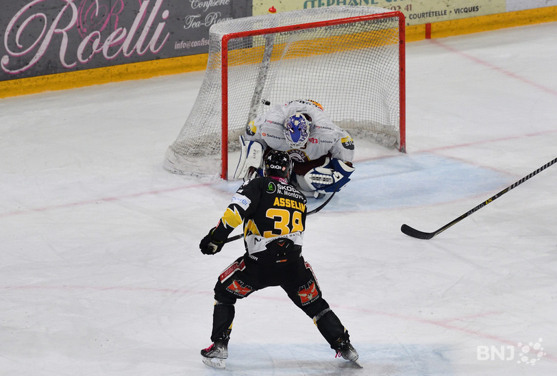 Guillaume Asselin trompe Dominic Nyffeler pour la 2e fois de la soirée et offre la victoire au HC Ajoie face à Genève (photo : Georges Henz).