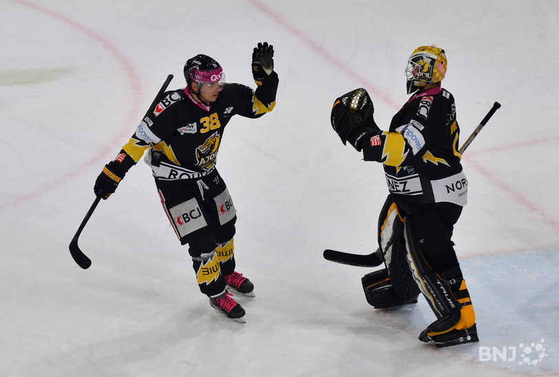 Les deux grands hommes de la soirée pour le HC Ajoie : Guillaume Asselin et Tim Wolf (photo : Georges Henz).