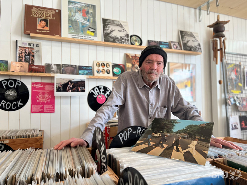 S'il a ouvert son magasin avec sa collection personnelle et quelques disques de son frère, aujourd'hui son magasin est rempli du sol au plafond.