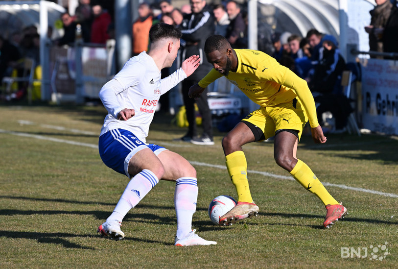 Badji Coulibaly efface son adversaire samedi. L'attaquant a propulsé le FC Bassecourt vers la victoire avec un triplé (photo : Georges Henz).