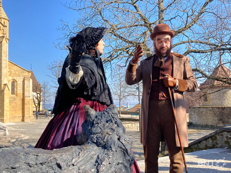 Louise de Serval, royaliste, (à gauche) tente de défendre sa grand-mère accusée de meurtre face au procureur républicain Léopold Boisgentil. 
