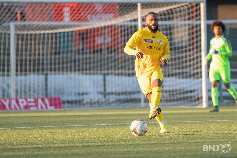 Le défenseur du FCC Charles Noundou et ses coéquipiers ont à nouveau subi un revers jeudi soir. (Photo d'archives: Loïc Valverde).