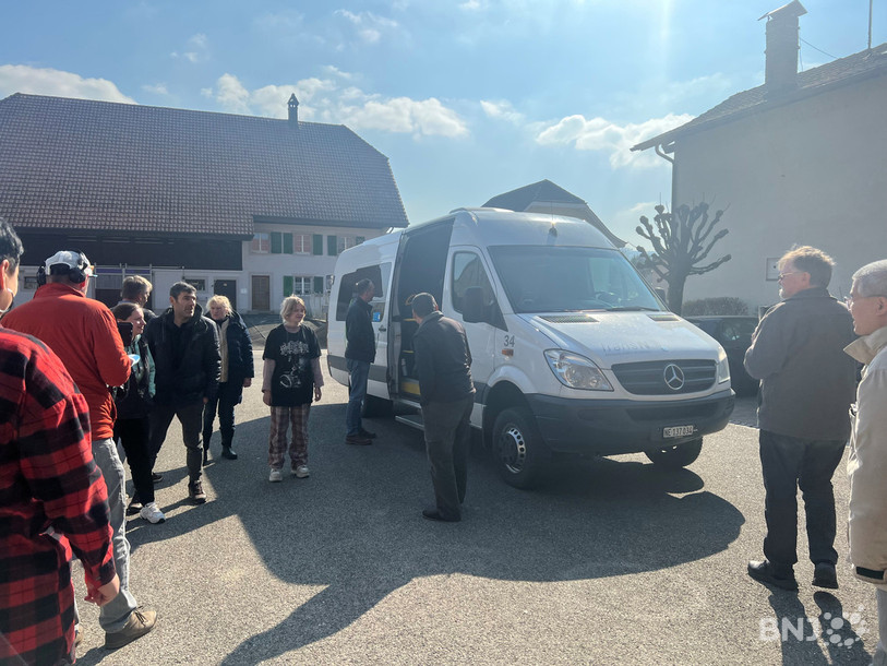 Un premier bus de réfugiés est arrivé à Alle dimanche en début d'après-midi. Ils ont été accueillis par les autorités communales et plusieurs habitants du village.