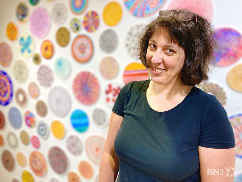 La FARB accueille les nouvelles œuvres de l’artiste Théodora dans une exposition intitulée « On tourne en rond ».