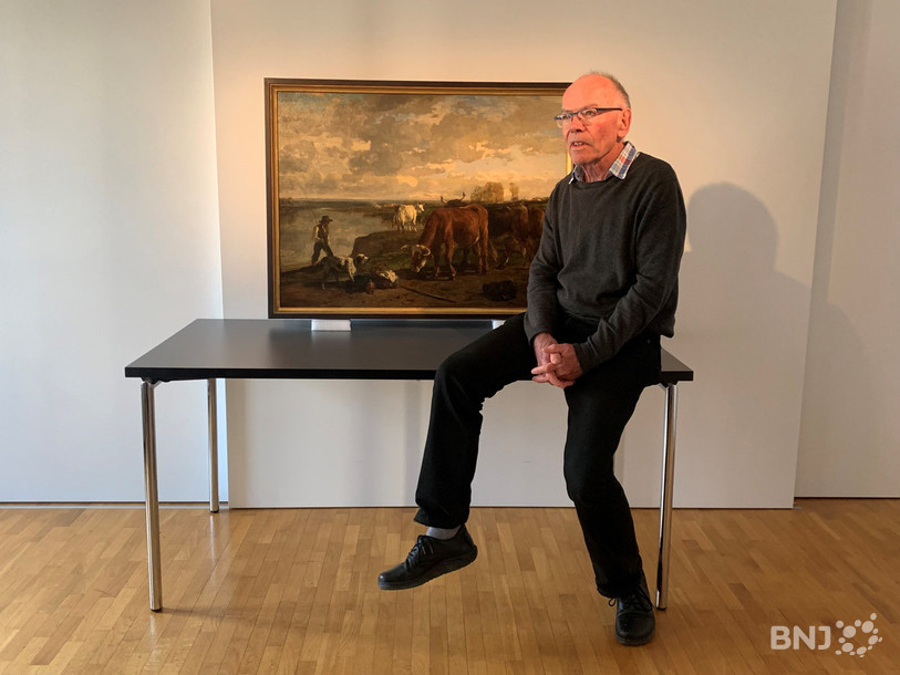 Andreas Welti devant la toile, « Bétail et berger » de Constant Troyon, qu'il a offerte au MJAH