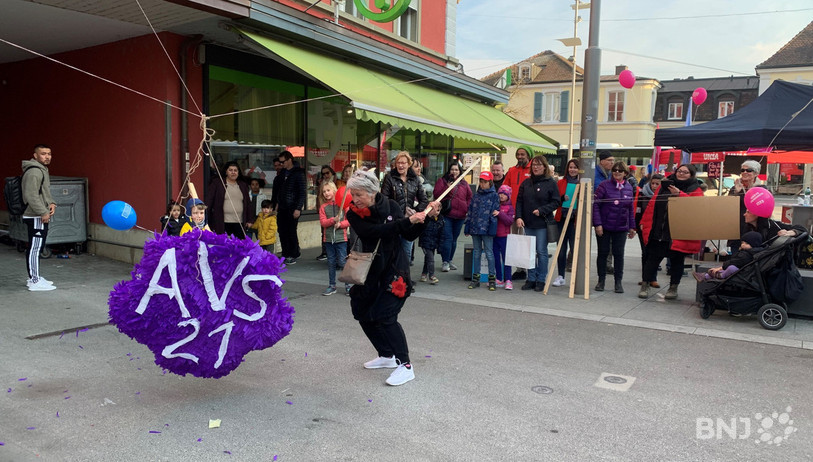 Une action symbolique a été menée à la place de la gare à Delémont à l'occasion de la journée des droits des femmes.