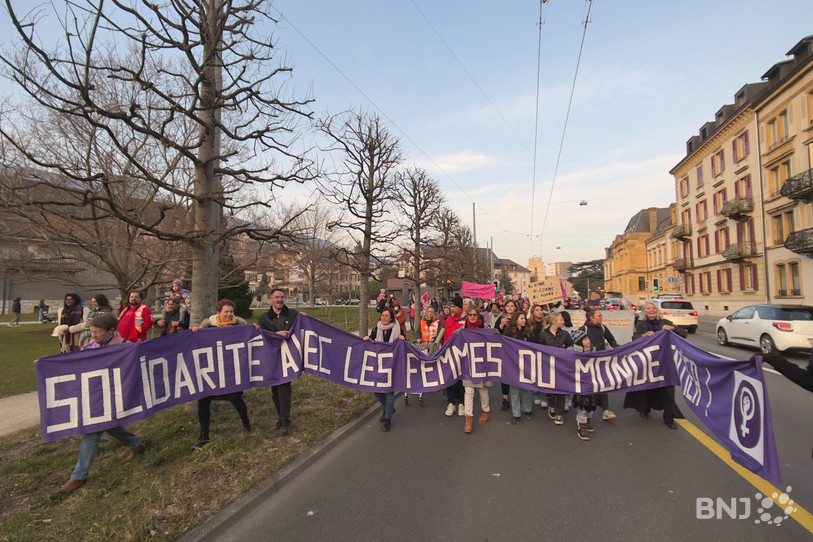 Ils étaient plusieurs centaines à rejoindre le centre-ville de Neuchâtel depuis la gare.