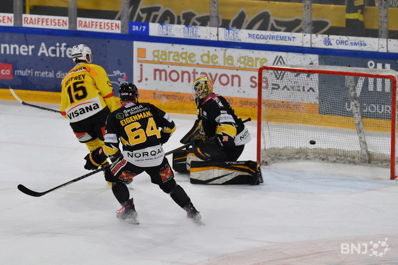 Dustin Jeffrey trompe Tim Wolf après une perte de puck de Daniel Eigenmann (photo : Georges Henz).