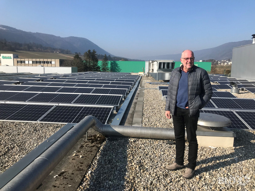 Le coprésident d'EcooSol François Roquier sur le toit de l'entreprise Sontex, où ont été installés plus de 600 mètres carrés de panneaux solaires.