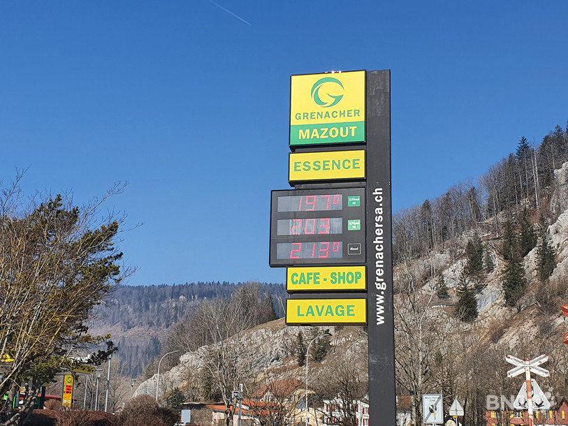Du côté de la station essence de Grenacher à Fleurier mercredi matin, les derniers litres d'essence à moins de 2 francs le litre étaient écoulés.