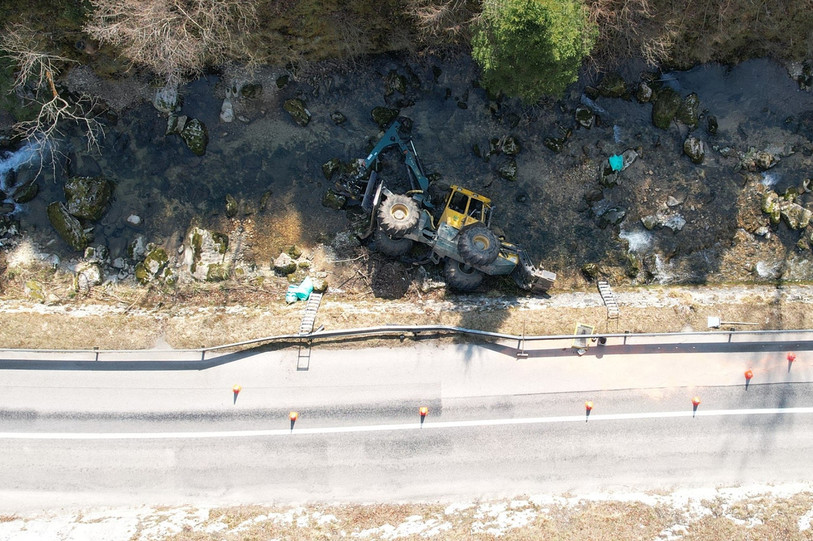 Le véhicule a fini dans la rivière (photo : police cantonale jurassienne).