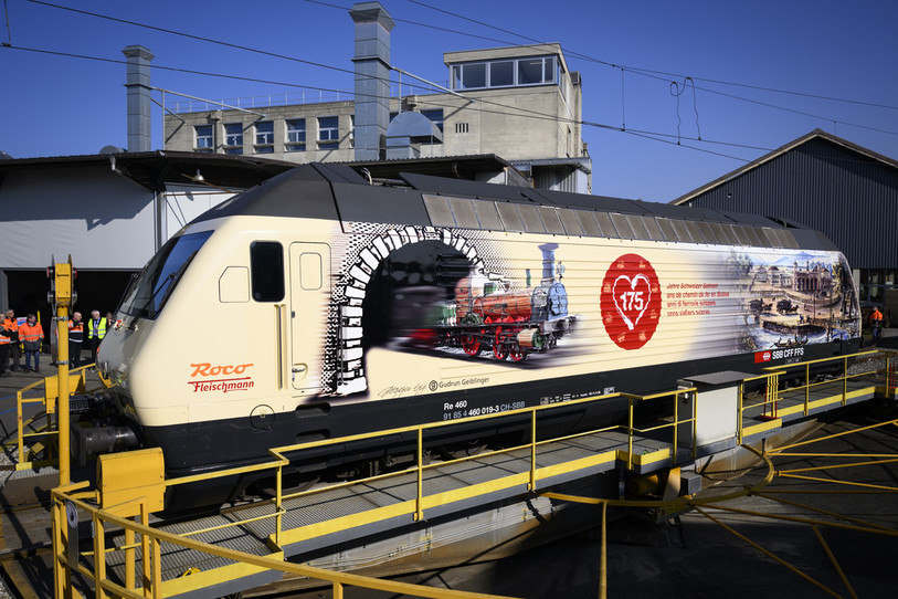 La locomotive Re 460, destinée au trafic voyageurs, est habillée aux couleurs des 175 ans des CFF.  (KEYSTONE/Laurent Gillieron)