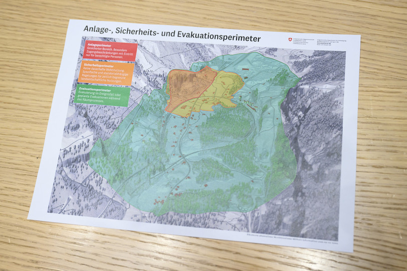 Une carte des périmètres de l'installation, de sécurité et d'évacuation sur les nouvelles étapes de planification en vue de l'évacuation de l'ancien dépôt de munitions de Mitholz. (KEYSTONE/Anthony Anex)