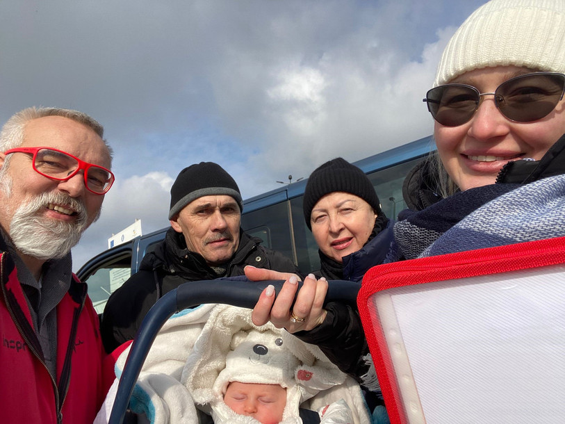 Frédéric Charpié, à gauche, a retrouvé cette famille en Roumanie. Il a pu la conduire en Suisse chez une proche ukrainienne qui réside à Tramelan. Les hommes sont restés en Ukraine pour combattre. (Photo : Frédéric Charpié).