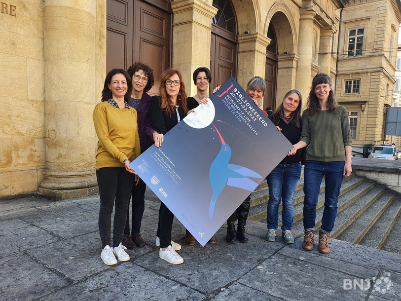 Les membres de l'association BiblioNeuchâtel présentent l'affiche du premier BiblioWeekend.