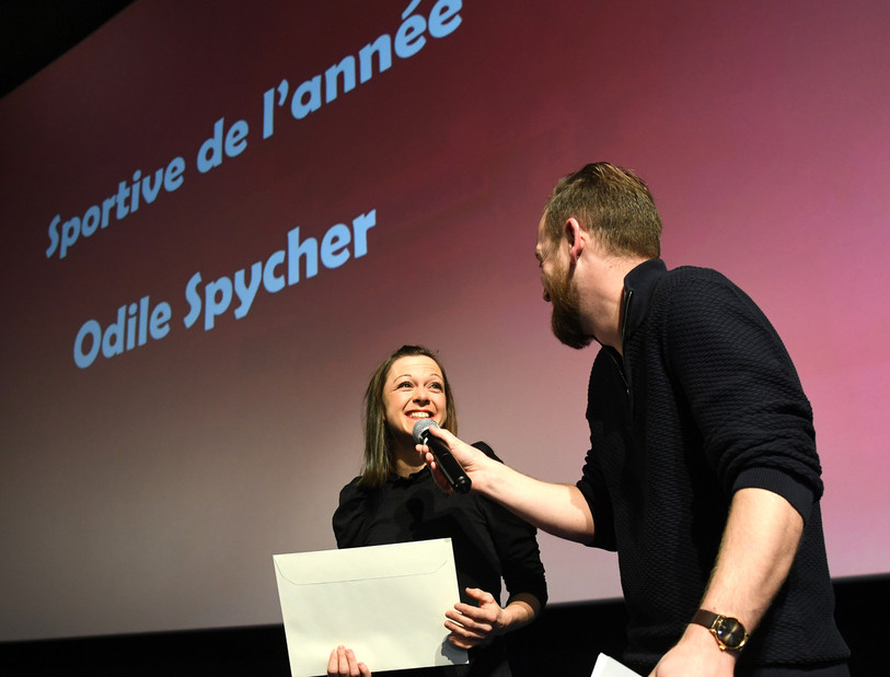 Odile Spycher, ici au micro de l'animateur d'un soir Loris Braun, est la sportive jurassienne de 2021 (photo : Stéphane Gerber).