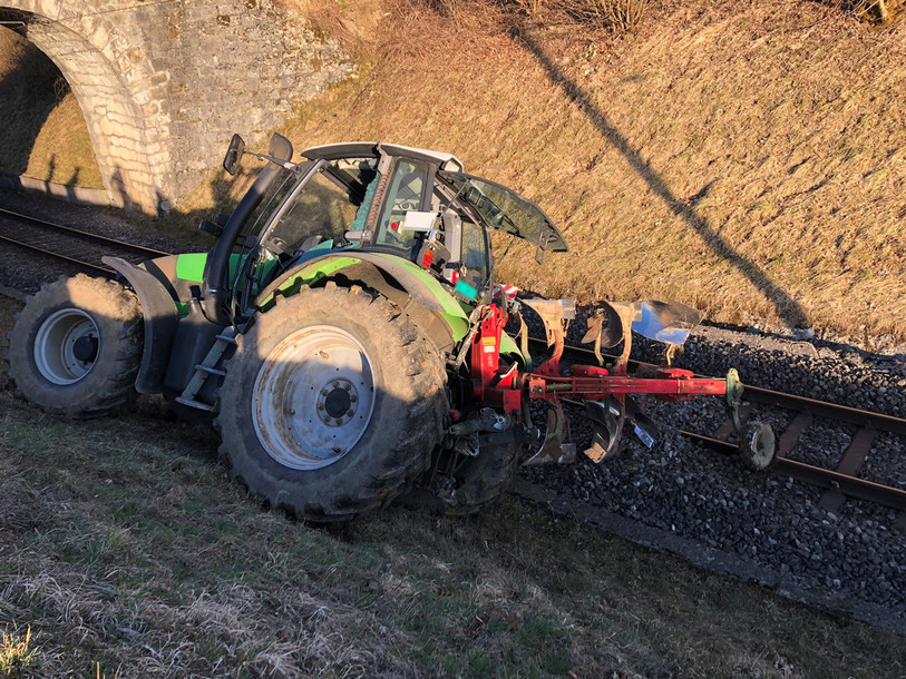Le tracteur a glissé sur les rails (photo : Police cantonale bernoise).