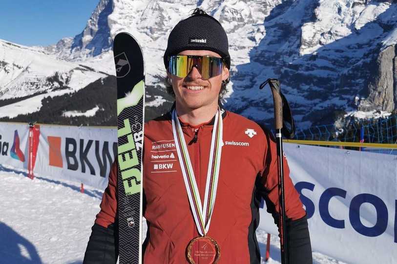 Alexi Mosset arbore sa médaille (photo : Sara Mosset).