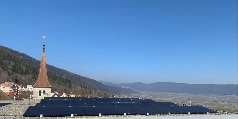 Le toit du collège de Fontainemelon compte 264 panneaux solaires photovoltaïques, capables de couvrir la consommation en électricité de 30 ménages. (Photo: Val-de-Ruz)