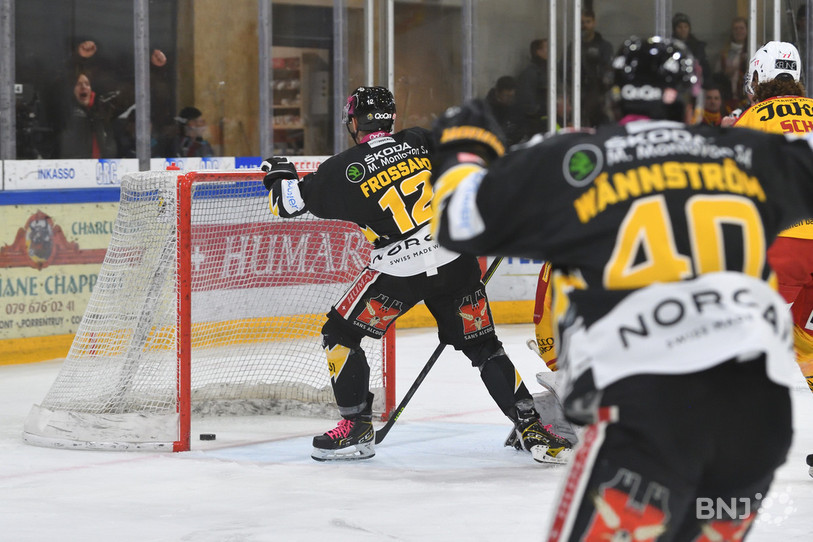 Absent de l'image, Reto Schmutz vient d'inscrire le 2-0 pour le HC Ajoie ce qui réjouit Thibault Frossard et Sebastian Wännström. (photo : Georges Henz)
