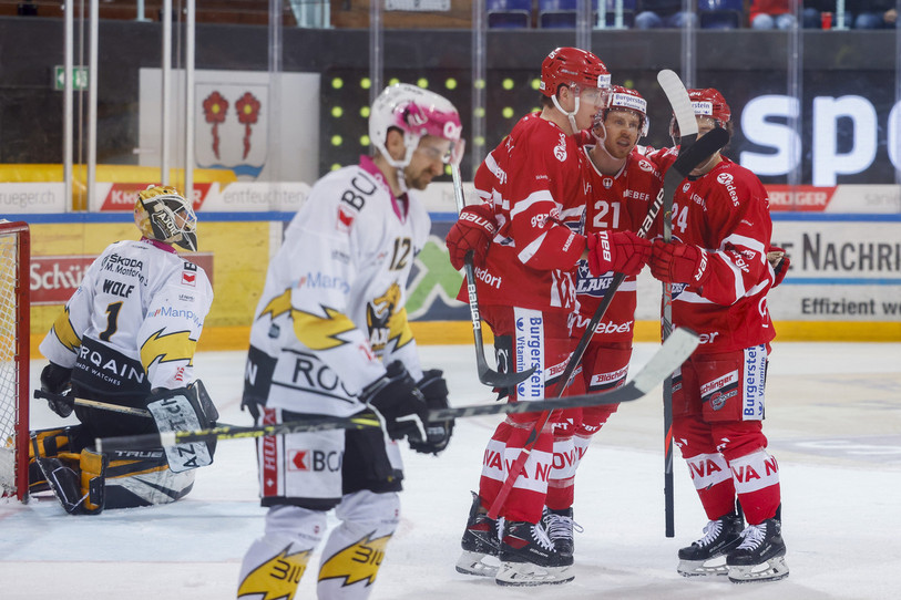 Le HC Ajoie de Thibault Frossard et Tim Wolf n'a rien pu faire samedi sur la glace de Rapperswil (photo : KEYSTONE/Christian Merz).