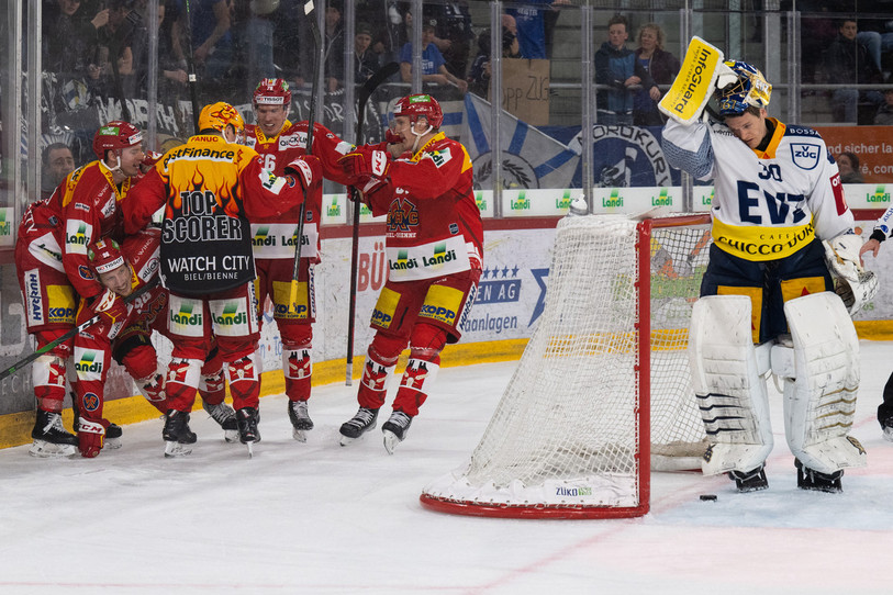 Le HC Bienne jubile après le 2-1 inscrit par Damien Brunner (photo: KEYSTONE/PETER SCHNEIDER)