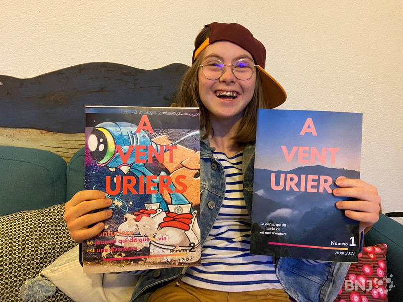 Rosalie Péronnet prend la pose avec les deux numéros de son journal « Aventuriers ».
