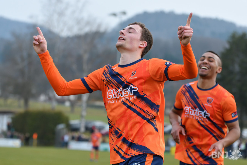 Roman Huber, buteur dans le temps additionnel, et le FC Ajoie-Monterri décrochent leur premier succès de la saison. (Photo : Georges Henz)