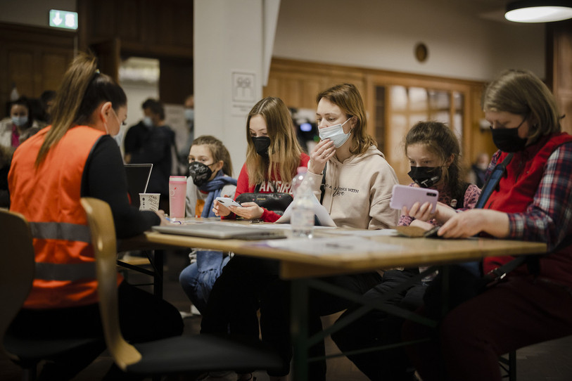 Des réfugiés ukrainiens s'enregistrent ici dans un centre d'accueil à Zurich. Les efforts doivent être aujourd'hui coordonnés (photo: KEYSTONE/Michael Buhlozer).