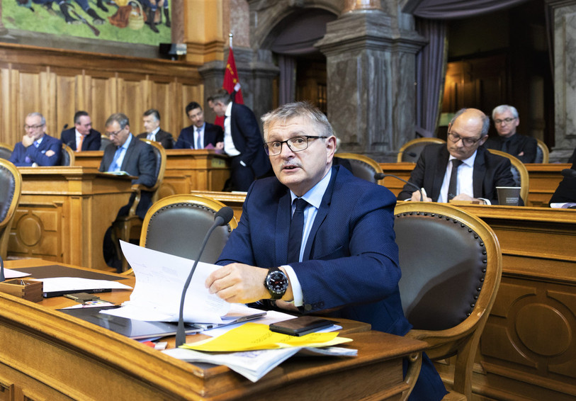 Le sénateur jurassien Charles Juillard milite pour la création d'une base légale qui permettrait au Conseil fédéral de baisser immédiatement la taxe sur les carburants pour une période déterminée (photo: KEYSTONE/Peter Klaunzer).