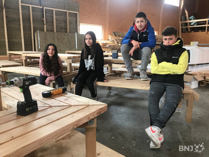 Quatre élèves de 9H ont mis la main à la pâte, mercredi matin à la scierie du village. 