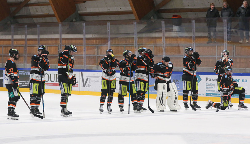 La déception des joueurs du HC Tramelan à l'issue de la rencontre. (Photo : Mauricette Schnider).