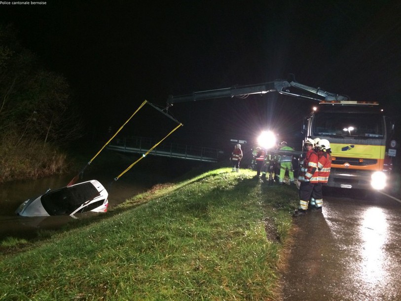 Le véhicule a glissé avant de finir en mauvaise posture (photo: police cantonale bernoise)